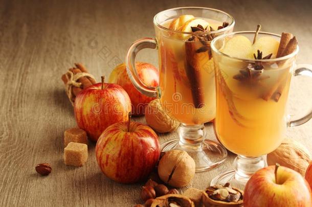两个<strong>杯</strong>子和热的苹果苹<strong>果汁</strong>