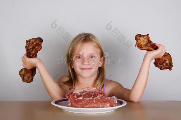 食肉动物酮类的日常饮食观念-小的亚麻色的女孩吃生的肉