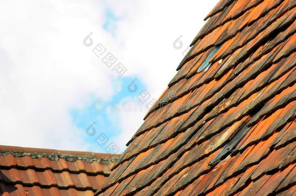 老的红色的屋顶瓦片采用前面关于蓝色天和大的云