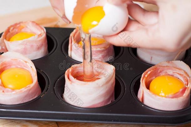 烹饪术培根鸡蛋松饼.传布生的鸡蛋采用杯子从培根