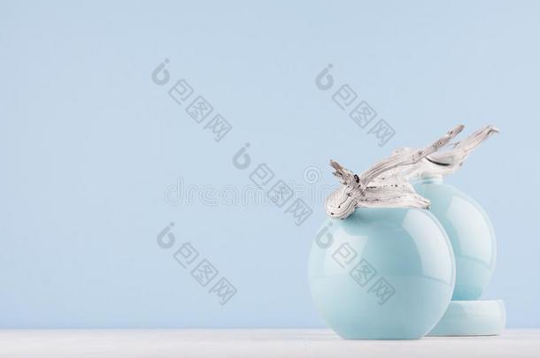 优美的家布置关于陶器的光蓝色彩色粉笔圆装饰瓶和