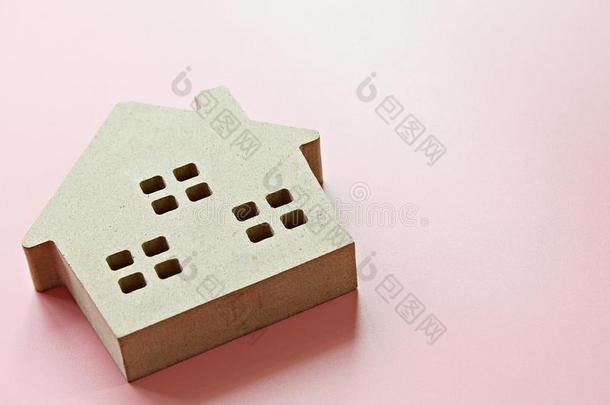 木材<strong>房屋模型</strong>向粉红色的背景和复制品空间准备好的为广告