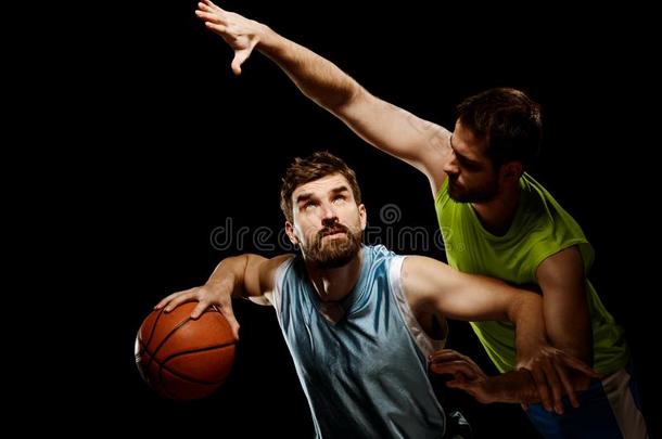 篮球演员打斗和对手