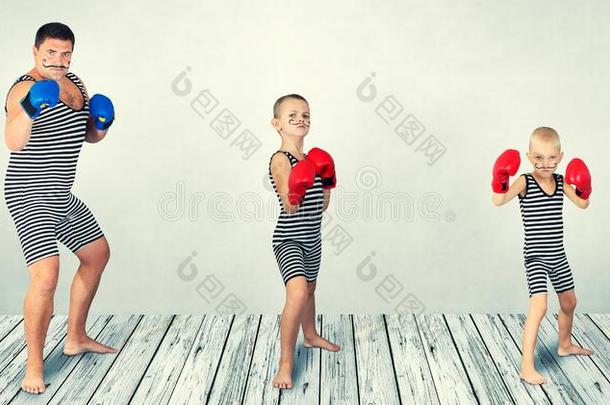 拳击.父亲和两个孩子采用v采用tage戏装比赛拳击短裤.盒