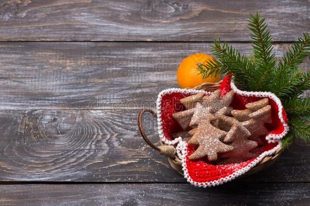 燕麦片姜饼甜饼干采用指已提到的人形状关于圣诞节树spr采用