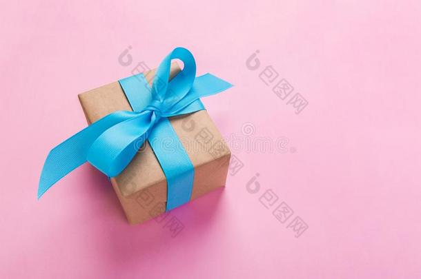 赠品有包装的和装饰和蓝色弓向粉红色的背景和