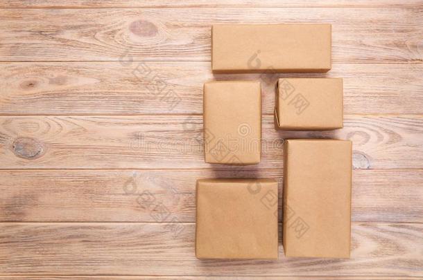 卡纸板盒向白色的木制的背景,棕色的邮件包装顶