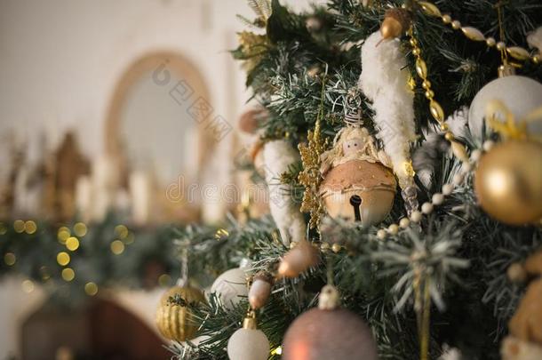 漂亮的打扮好的在上面圣诞节树关-在上面.背景为假日
