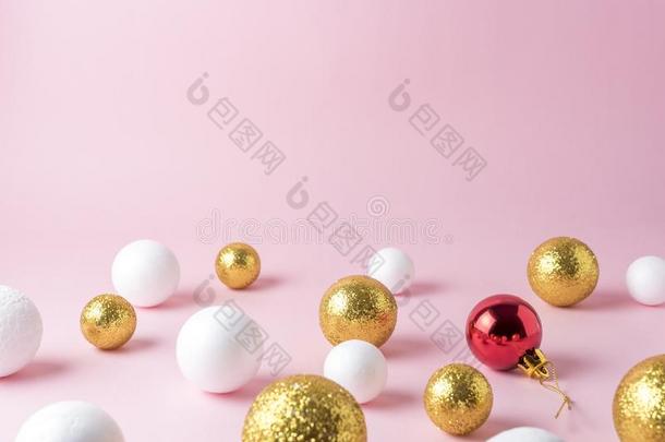 金和白色的闪烁球装饰和红色的圣诞节小玩意