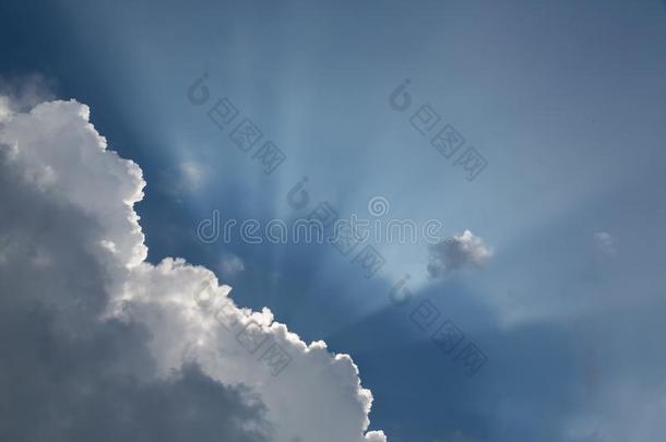 美丽的蓝色天和太阳微量<strong>新兴</strong>的在的后面指已提到的人云