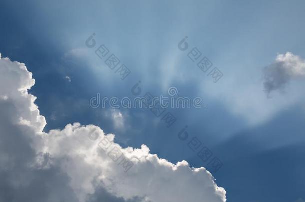 美丽的蓝色天和太阳微量新兴的在的后面指已提到的人云