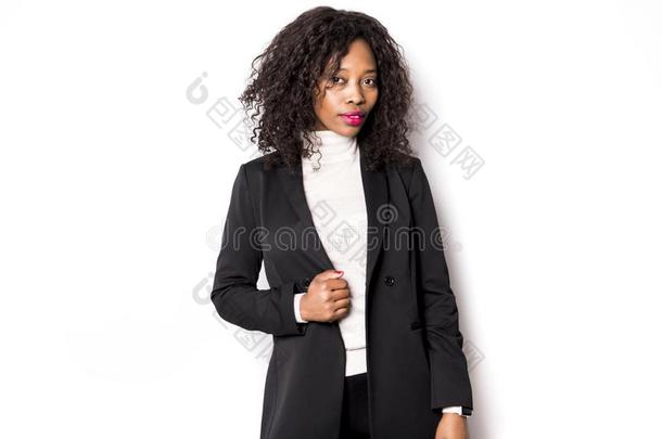 一黑的商业女人使摆姿势为一portr一it向工作室白色的