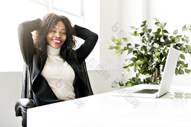 美丽的黑的女人工作的向自己雇工办公室