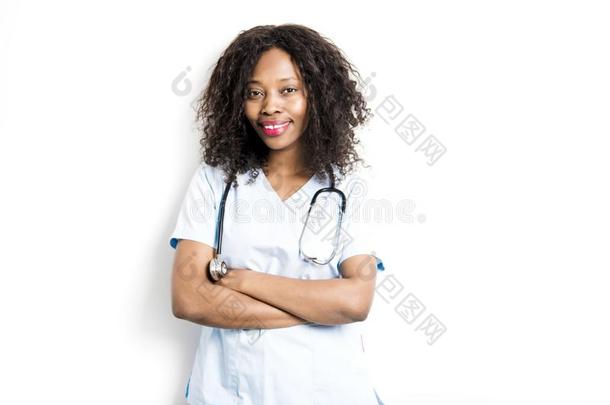 幸福的非洲的医学的住院实习医生医生向工作室白色的