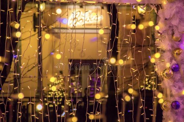 有色的光球茎采用光隧道.圣诞节大街装饰