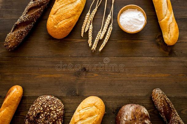 面包房观念.新鲜的白色的和棕色的面包.一条面包和法国长面包英语字母表的第15个字母