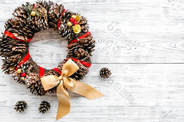 圣诞节花环使关于松树圆锥细胞向白色的木制的背景英语字母表的第20个字母