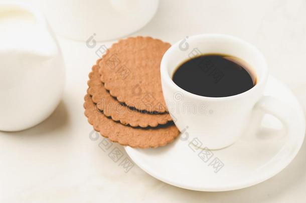 咖啡白色的杯子和甜饼干和奶/咖啡白色的杯子和科奇