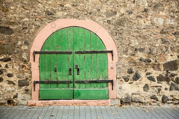 酿酒的木制的老的门采用石头墙