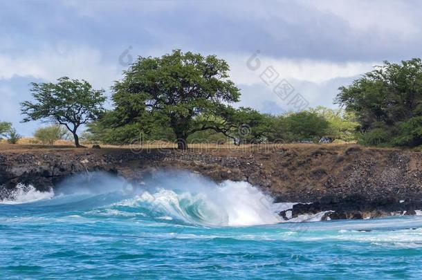 冰壶波浪泥浆彩饰海喷破坏在近处岸向夏威夷人