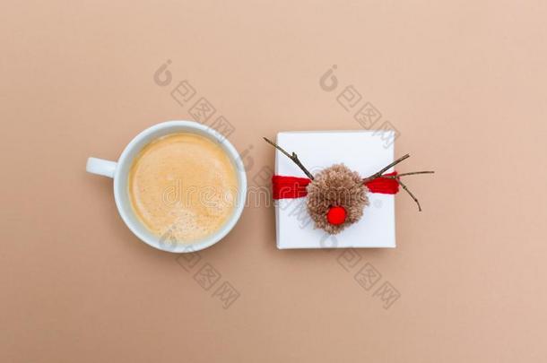 圣诞节赠品盒和咖啡豆杯子向棕色的纸