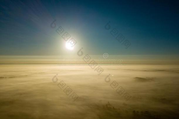 雄蜂影像.空气的看法关于<strong>乡下</strong>的地区和太阳光环在上面薄雾