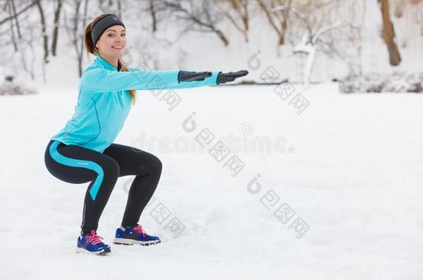 冬锻炼.<strong>女孩</strong>使人疲乏的运动装做<strong>蹲坐</strong>