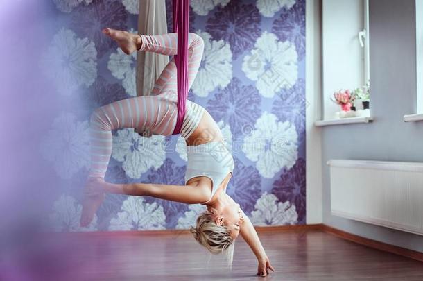 年幼的女人做空气的<strong>瑜伽</strong>练习采用<strong>紫色</strong>的吊床采用菲顿