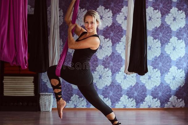 年幼的女人做空气的<strong>瑜伽</strong>练习采用<strong>紫色</strong>的吊床采用菲顿