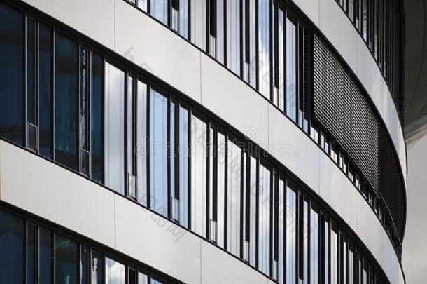 弧形的玻璃建筑物的正面关于现代的建筑物