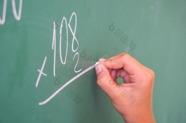 女学生和粉笔在指已提到的人黑板解决一m在h问题