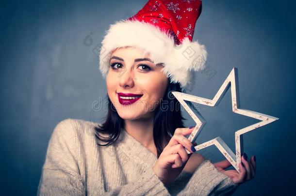 女人采用圣诞节帽子和星