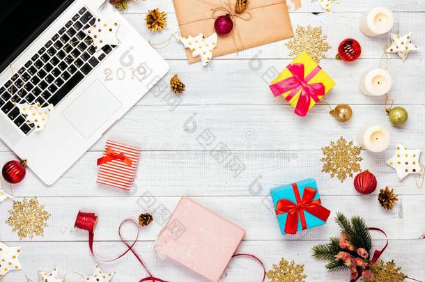 便携式电脑和圣诞节装饰和礼物向木制的表.