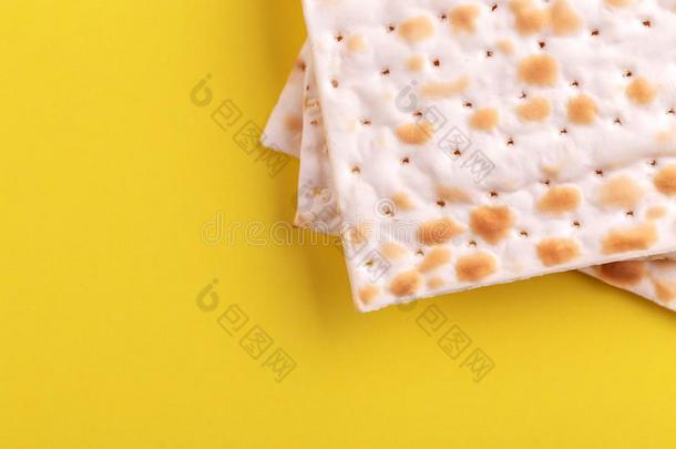 传统的犹太人的犹太教所规定允许的犹太逾越节薄饼向明亮的黄色的背景