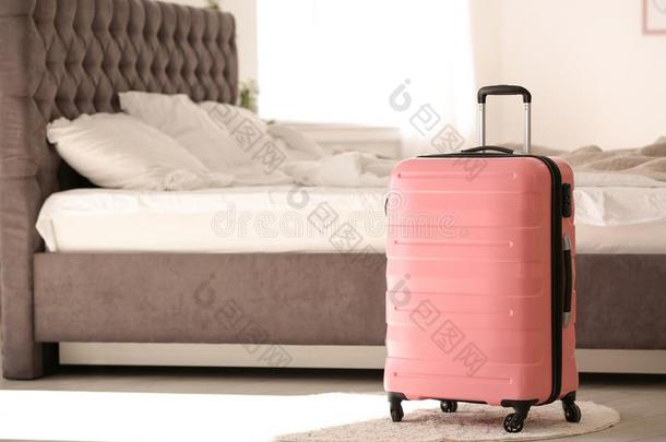 富有色彩的手提箱充满的为旅行采用卧室.