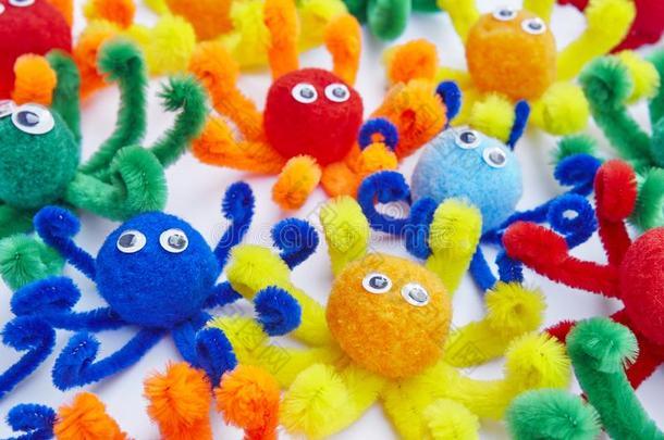 小的章鱼有色的玩具隔离的向白色的.动物玩具