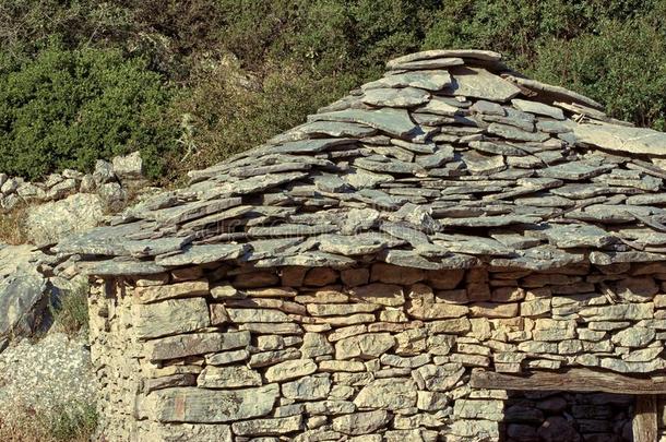 传统的牧羊人干的干燥的石头小屋采用希腊