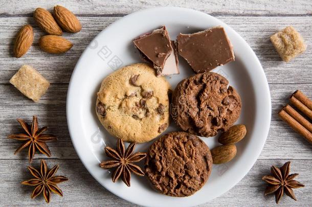 美味的甜饼干和巧克力酥皮水果甜点和巧克力甜饼干,美洲黑杜鹃