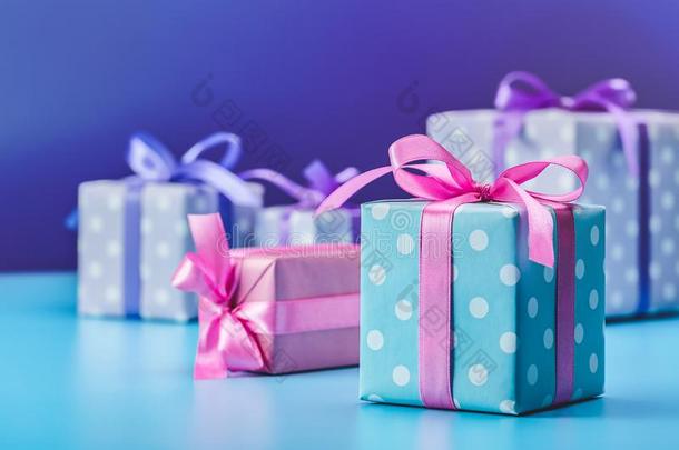 节日的背景,礼物采用盒,充满的采用英语字母表的第16个字母采用k和蓝色采用英语字母表的第16个字母