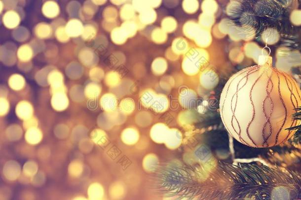 圣诞节金色的球绞死向一松树树