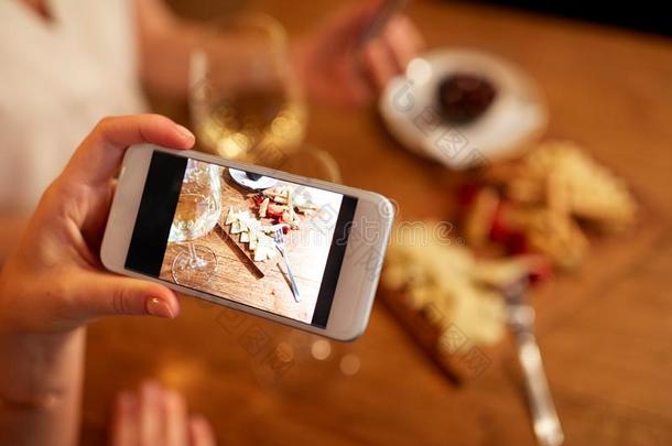 手绘画食物在旁边智能手机在葡萄酒条