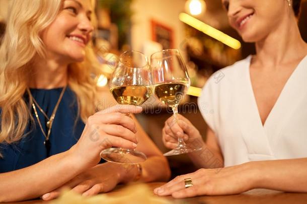 幸福的女人喝饮料葡萄酒在条或饭店