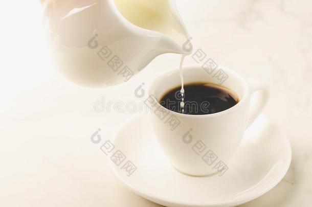 奶是（be的三单形式<strong>更多</strong>的向咖啡豆白色的杯子/奶是（be的三单形式<strong>更多</strong>的向咖啡豆杯子向