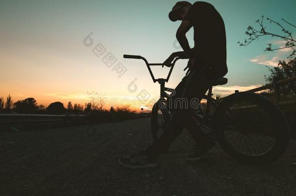 轮廓关于一家伙和一自行车motorcross双轮摩托车越野赛自行车