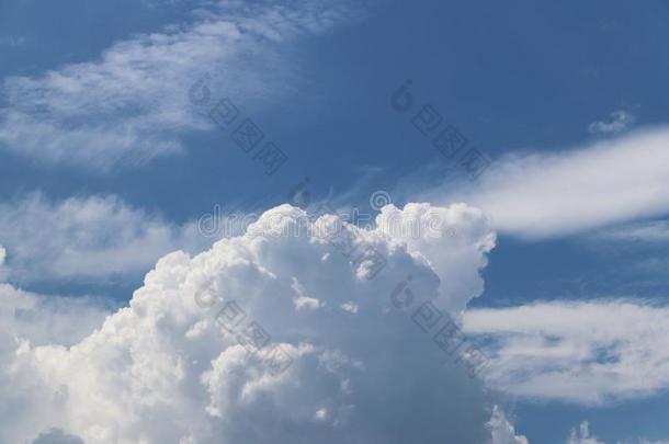 清楚的蓝色天和积云和卷云云.和煦的：照到阳光的天气.工作单
