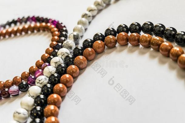 黑的和白色的玛瑙小珠子,棕色的砂金石和紫色的查理德