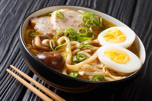 亚洲人方式汤和乌冬<strong>面面</strong>条,猪肉,喝醉的卵,蘑菇