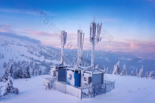 细胞的基础车站向指已提到的人下雪的冬山小山在太阳