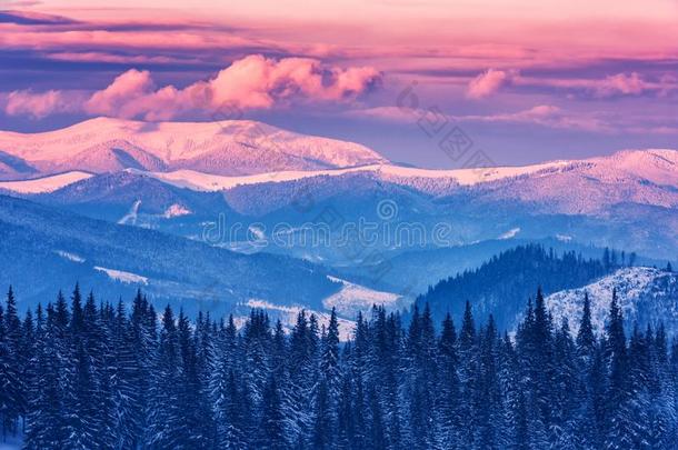 美丽的冬山范围采用日落光,alp采用e<strong>园林景观</strong>