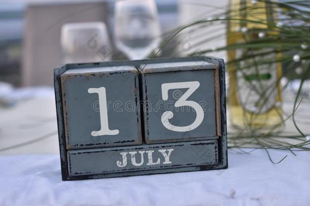 木材赛跑者起跑时脚底所撑的木块采用盒和日期,一天和月13七月